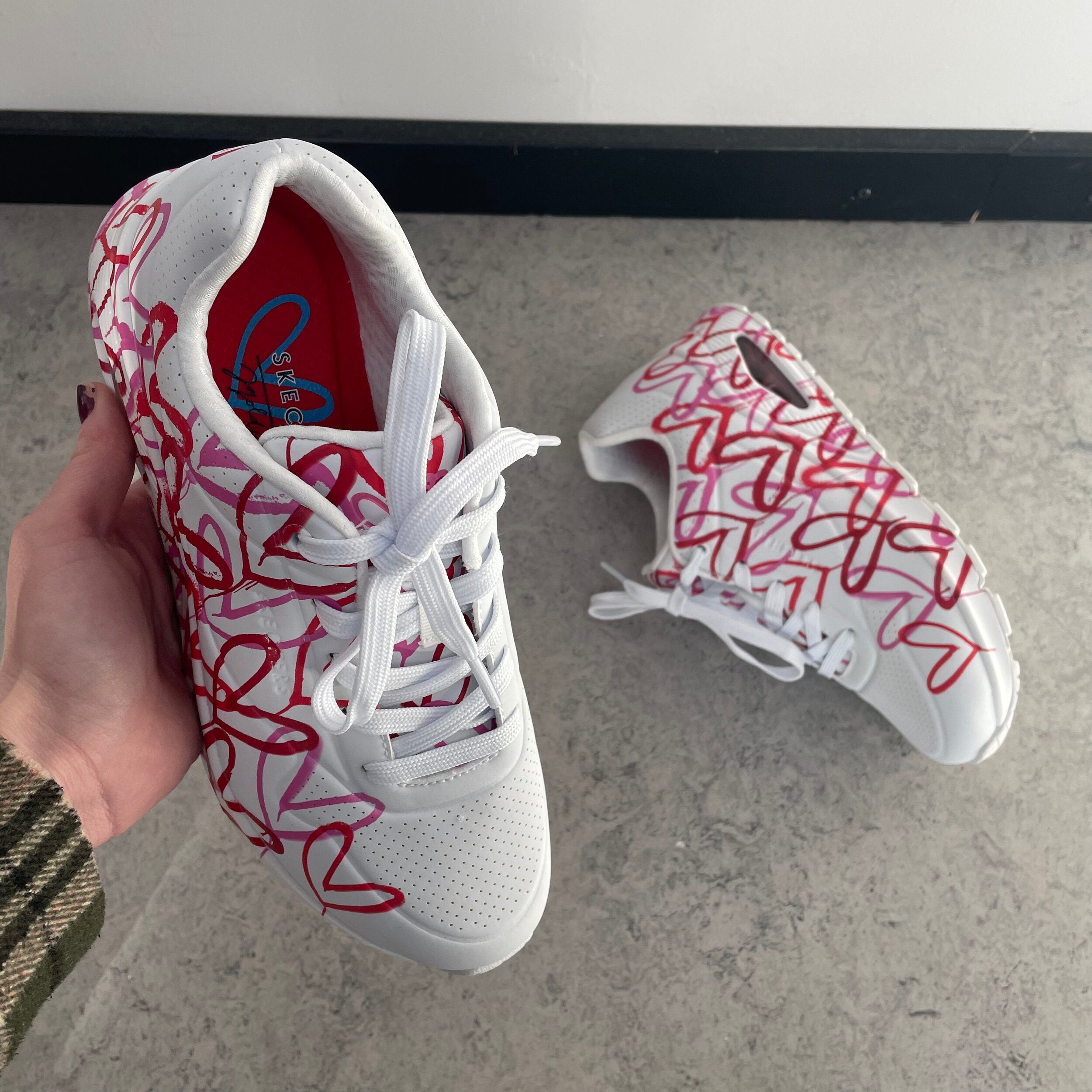 Vita Skechers-skor med fina detaljer