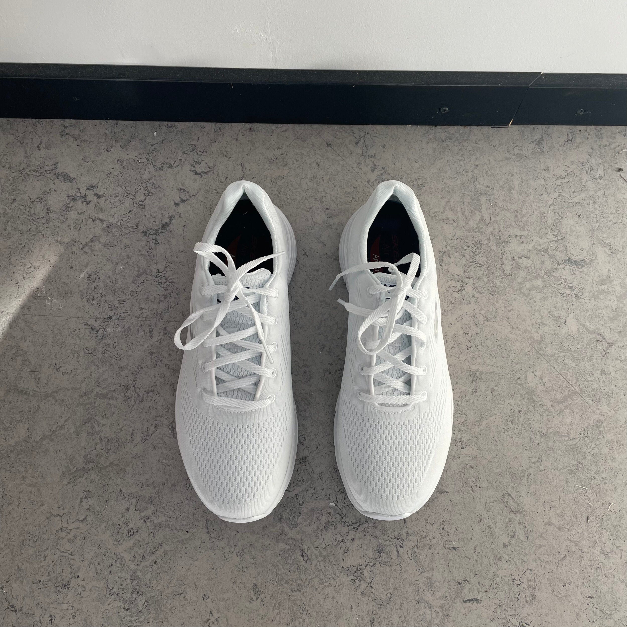 Vita Skechers med extra hålfotsstöd