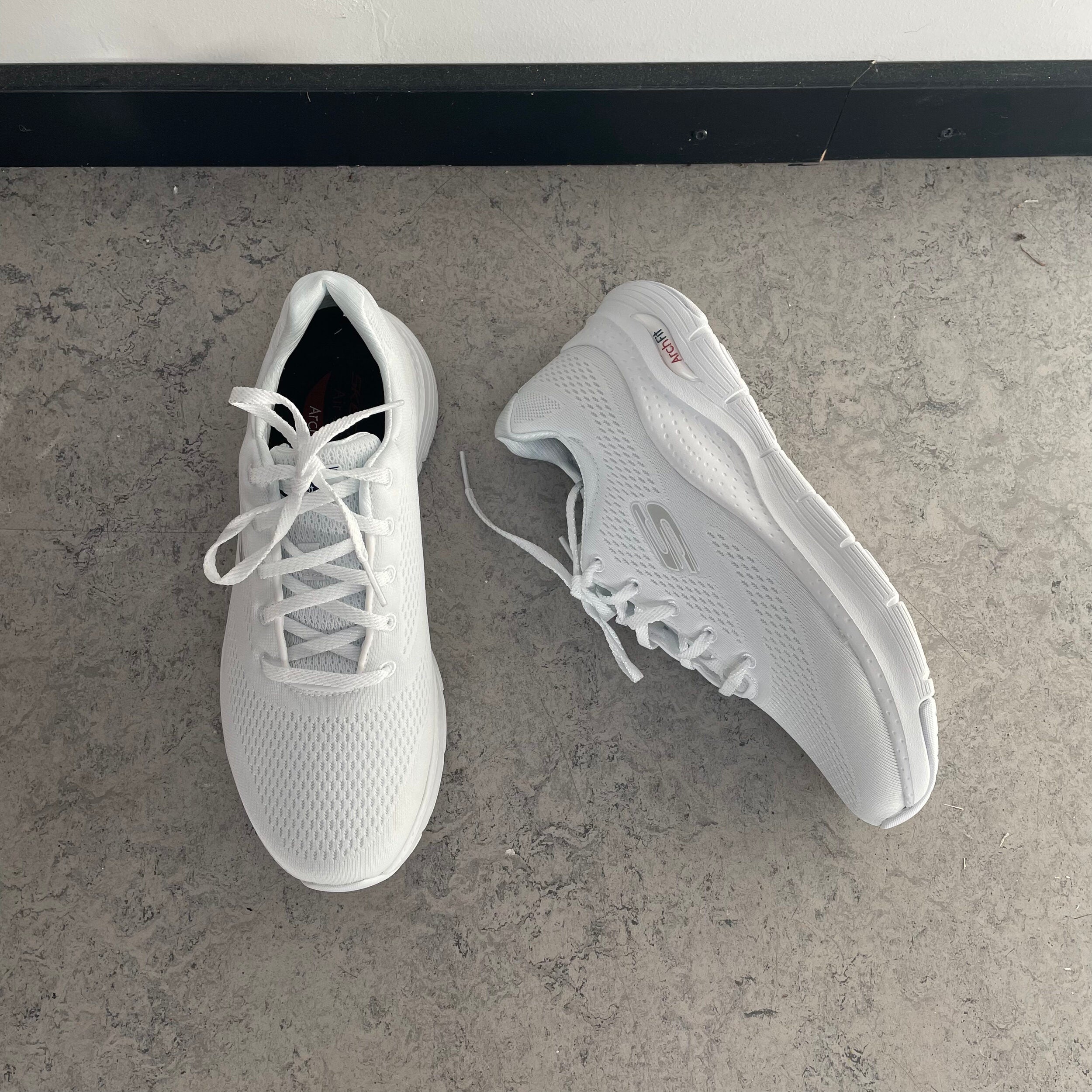 Vita Skechers med extra hålfotsstöd