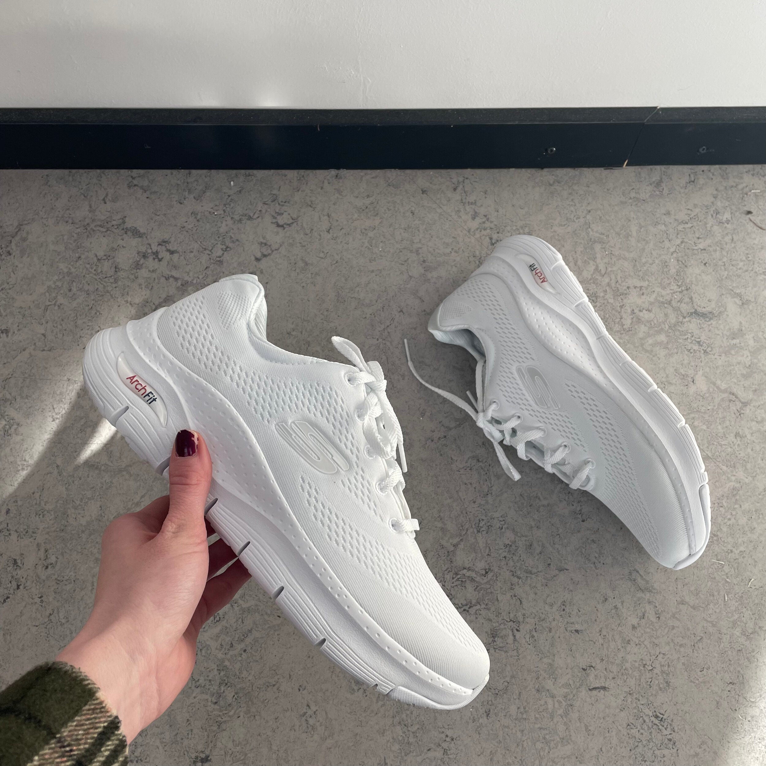 Vita Skechers med extra hålfotsstöd
