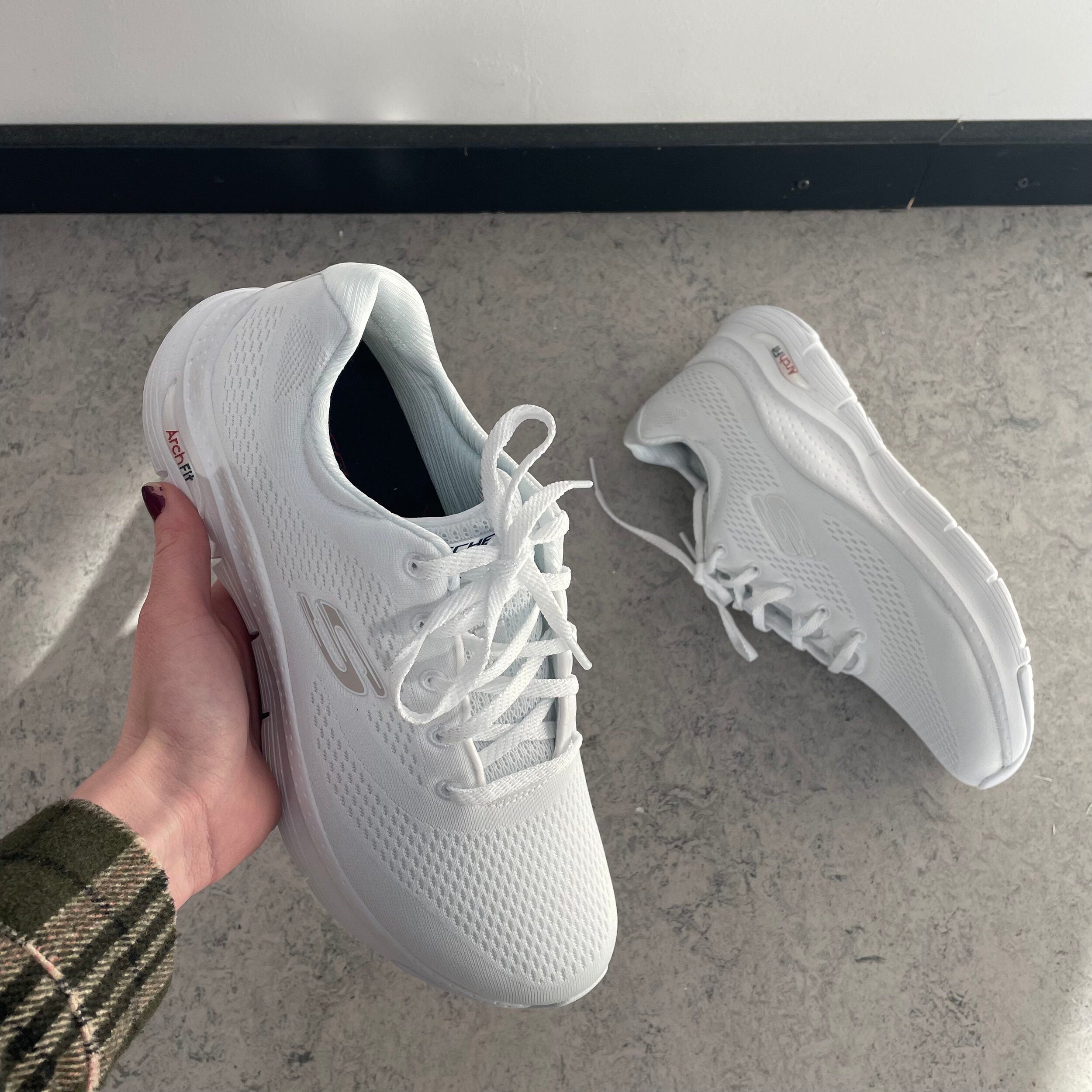 Vita Skechers med extra hålfotsstöd