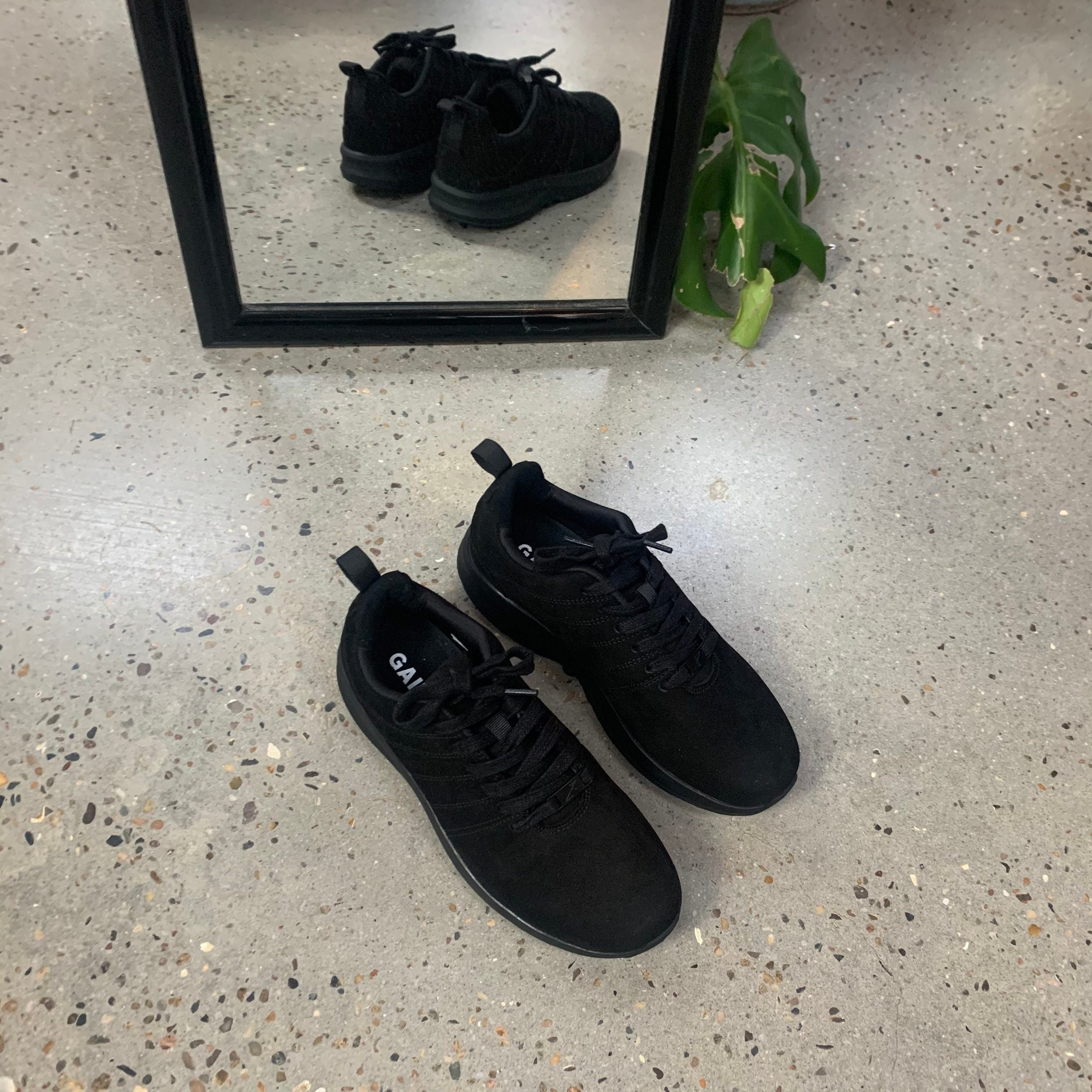 Svarta Gaitline sneakers i nubuckläder