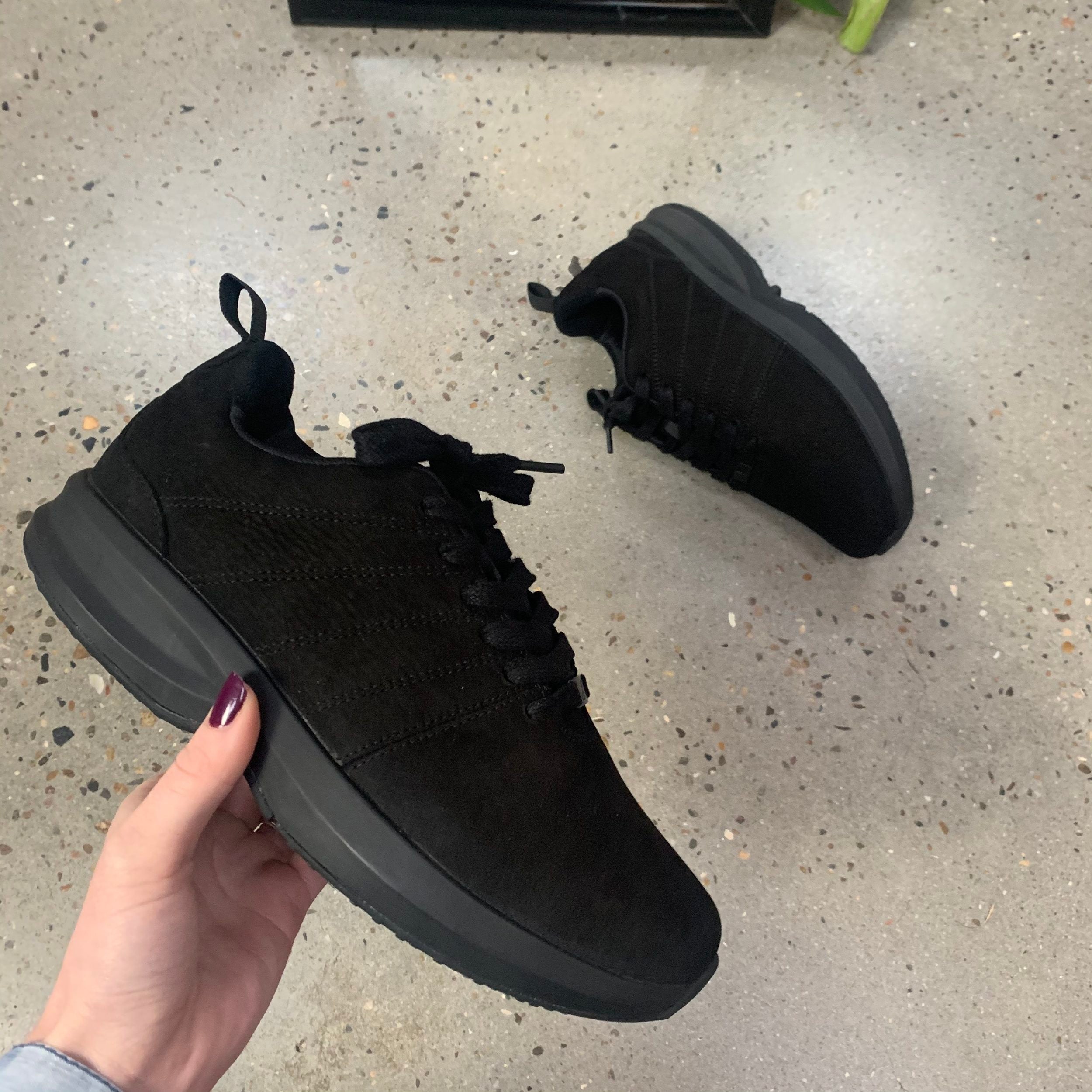 Svarta Gaitline sneakers i nubuckläder