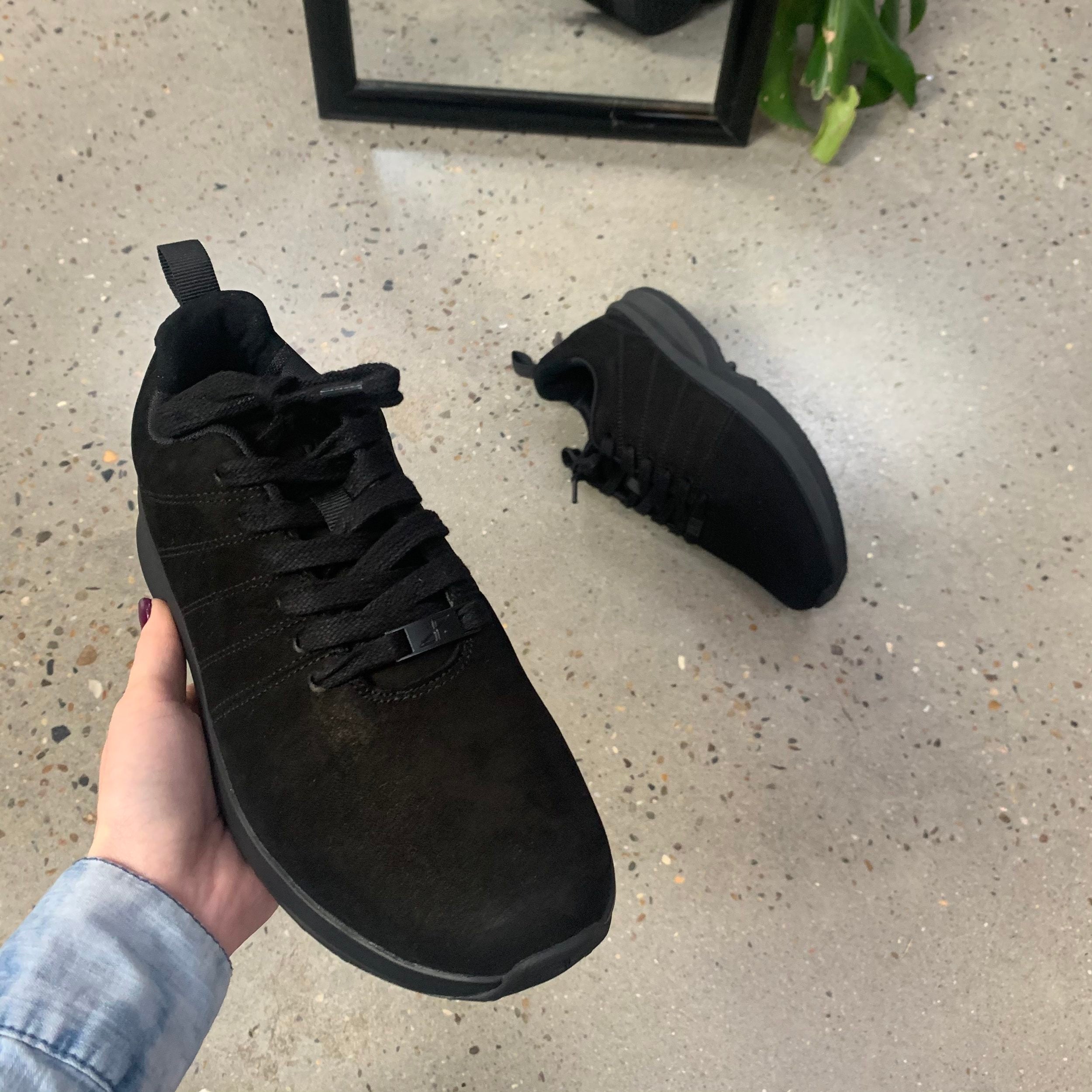 Svarta Gaitline sneakers i nubuckläder