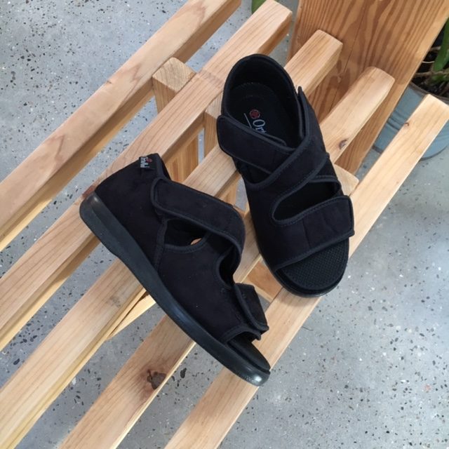 Sandal från OrtoMed med kardborre och hälkappa