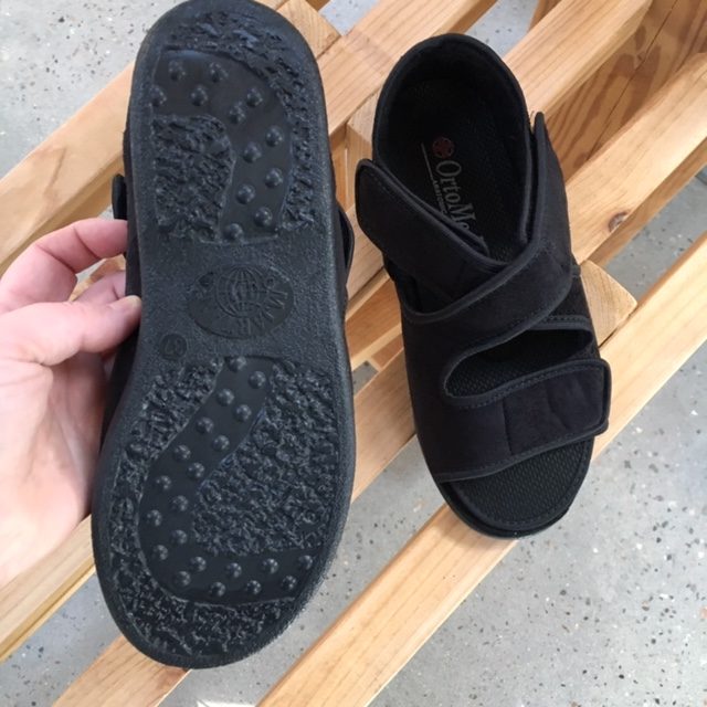 Sandal från OrtoMed med kardborre och hälkappa