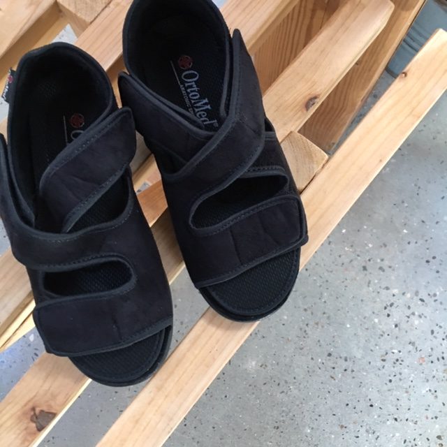 Sandal från OrtoMed med kardborre och hälkappa