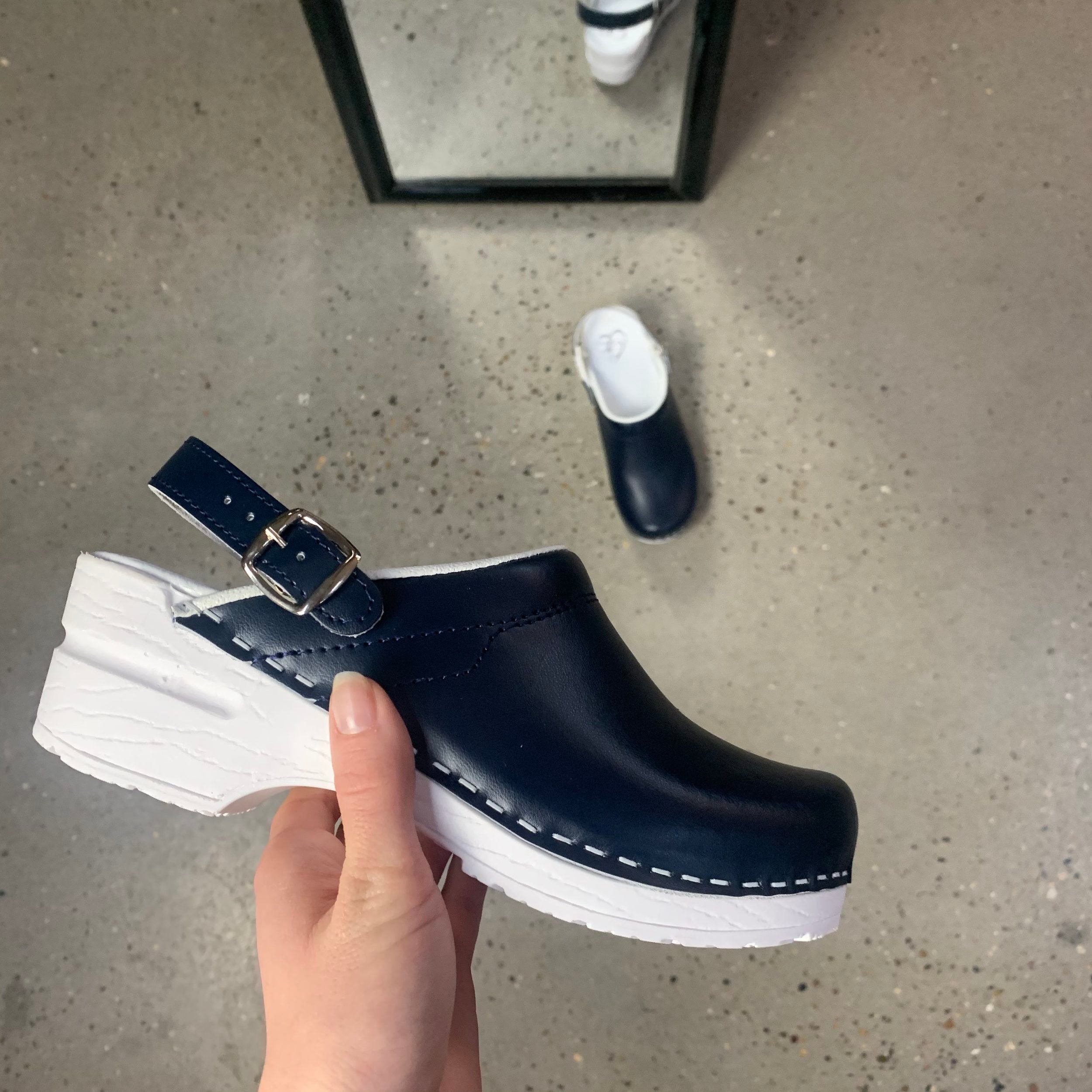 Navy skinnträskor med rem