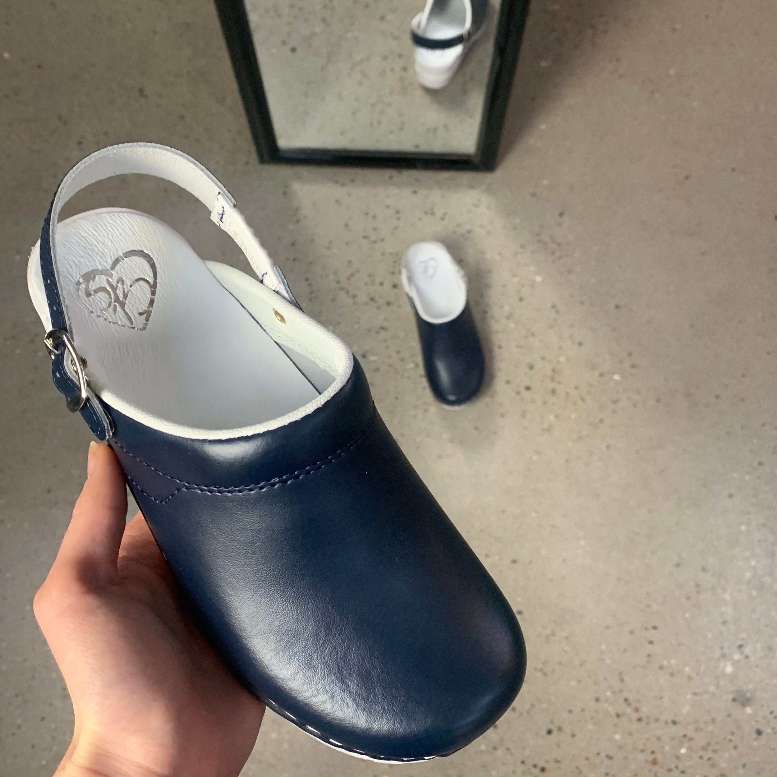 Navy skinnträskor med rem