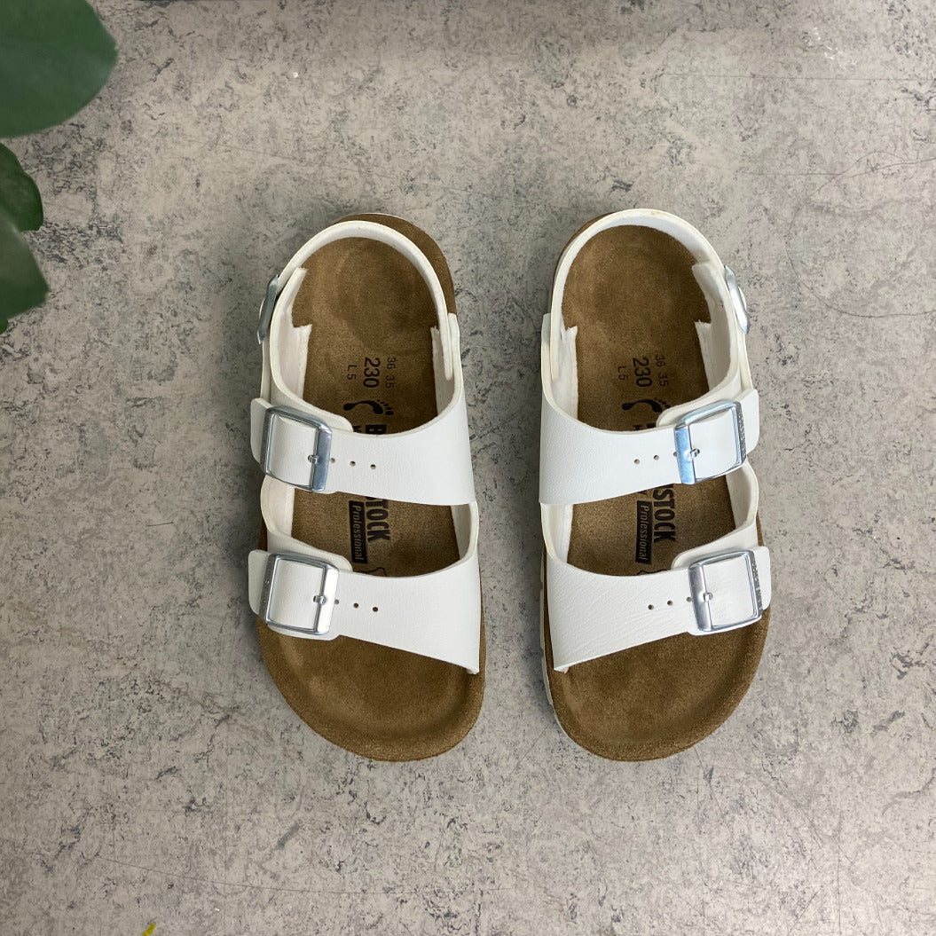 Vit Birkenstock Kano-sandal med halkfria sulor.