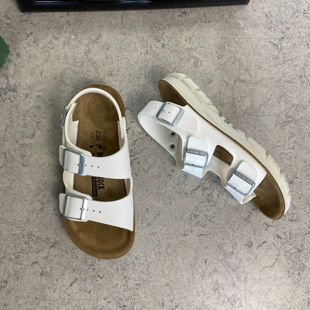 Vit Birkenstock Kano-sandal med halkfria sulor.