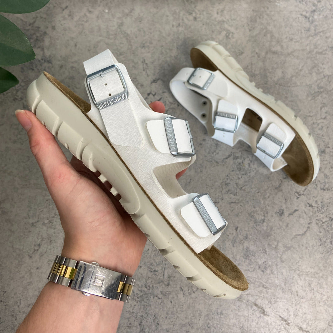 Vit Birkenstock Kano-sandal med halkfria sulor.