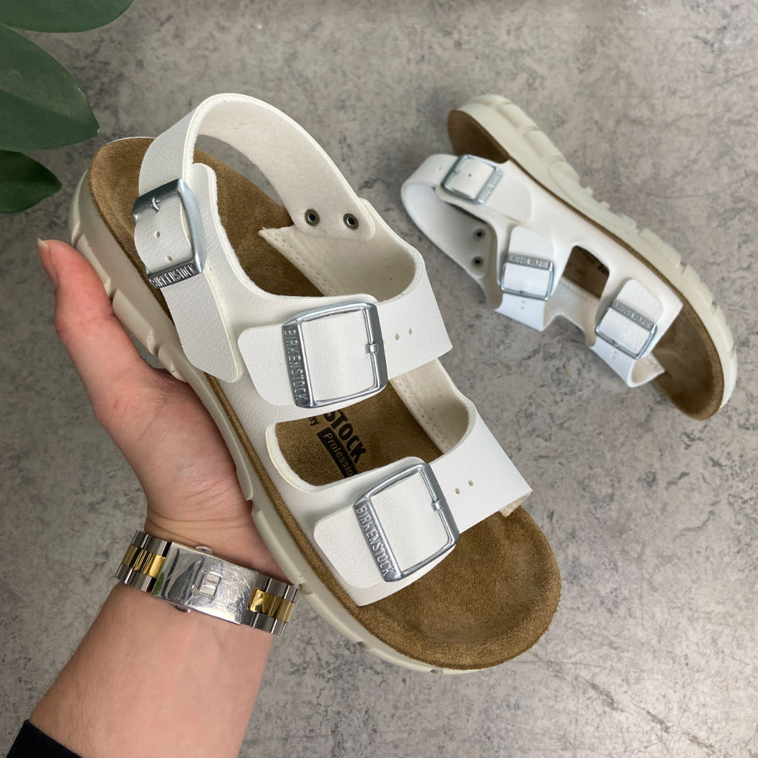 Vit Birkenstock Kano-sandal med halkfria sulor.