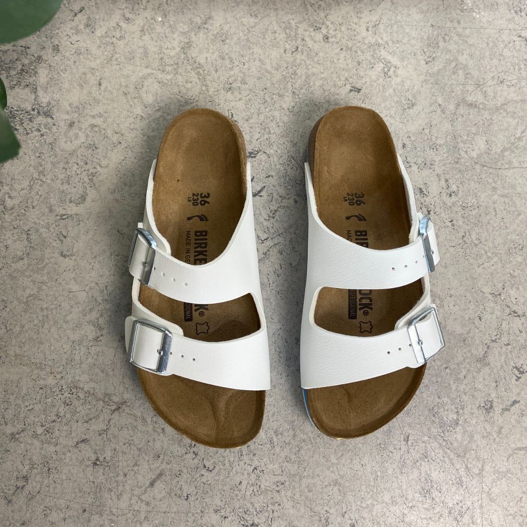 Vit Arizona-sandal från Birkenstock med godkända halkskyddssulor