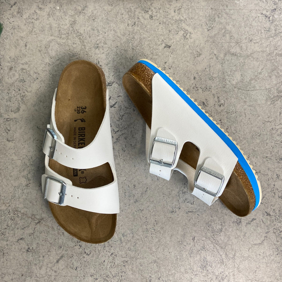 Vit Arizona-sandal från Birkenstock med godkända halkskyddssulor