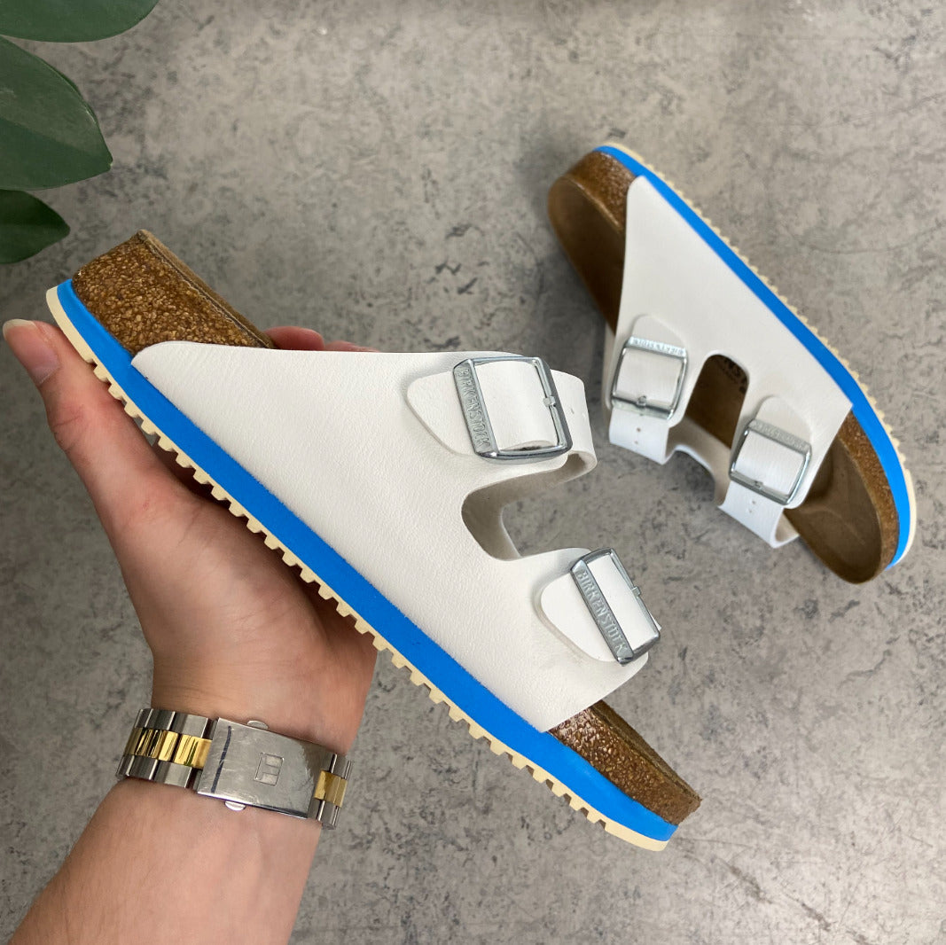 Vit Arizona-sandal från Birkenstock med godkända halkskyddssulor