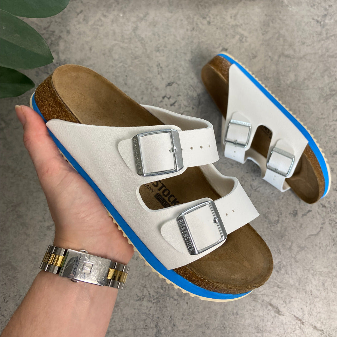 Vit Arizona-sandal från Birkenstock med godkända halkskyddssulor
