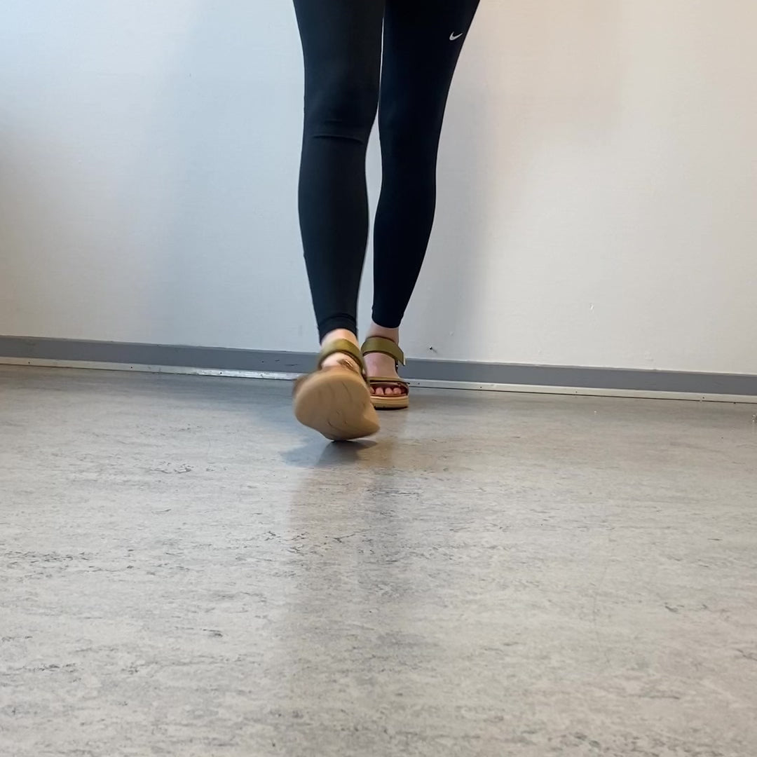Ladda video: Woden sandal – Khaki (gyllene nyans)