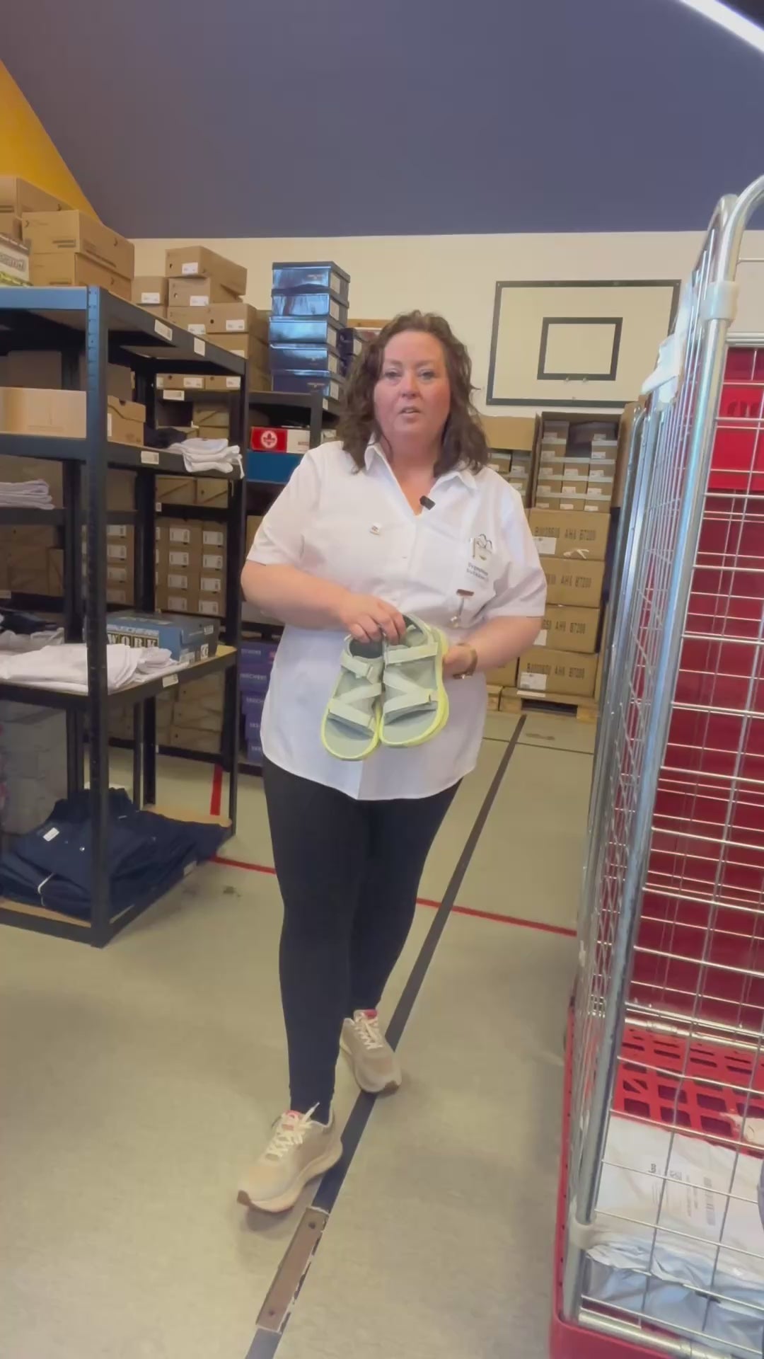 Ladda video: Grön Teva-sandal med maximal stötdämpning och säkert grepp
