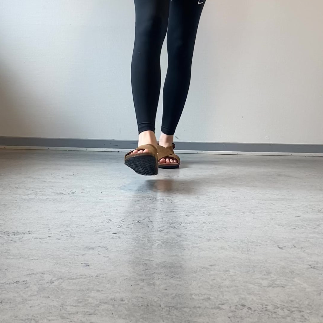 Ladda video: Serraje Roble – brun sandal med korsremmar &amp; bakrem