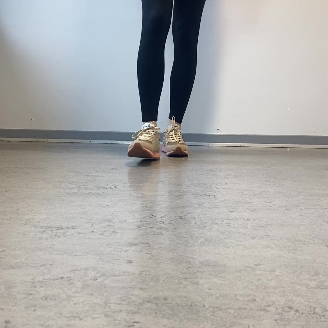 Ladda video: WODEN Ronja – Ivory/Blush | Komfortabel lädersneaker med korksula