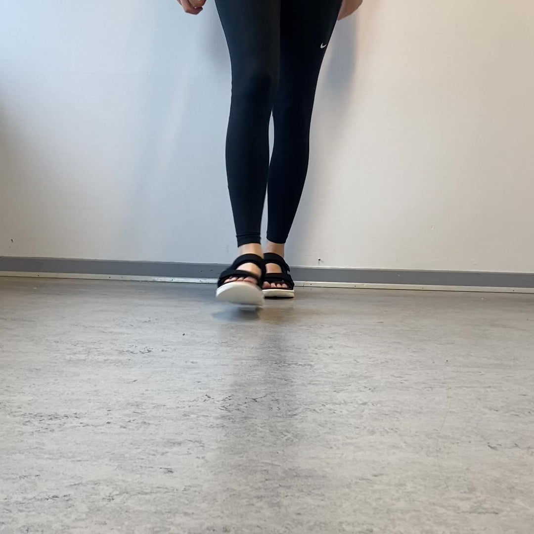 Ladda video: Svart bekväm sandal med justerbara remmar &amp; lätt stötdämpning