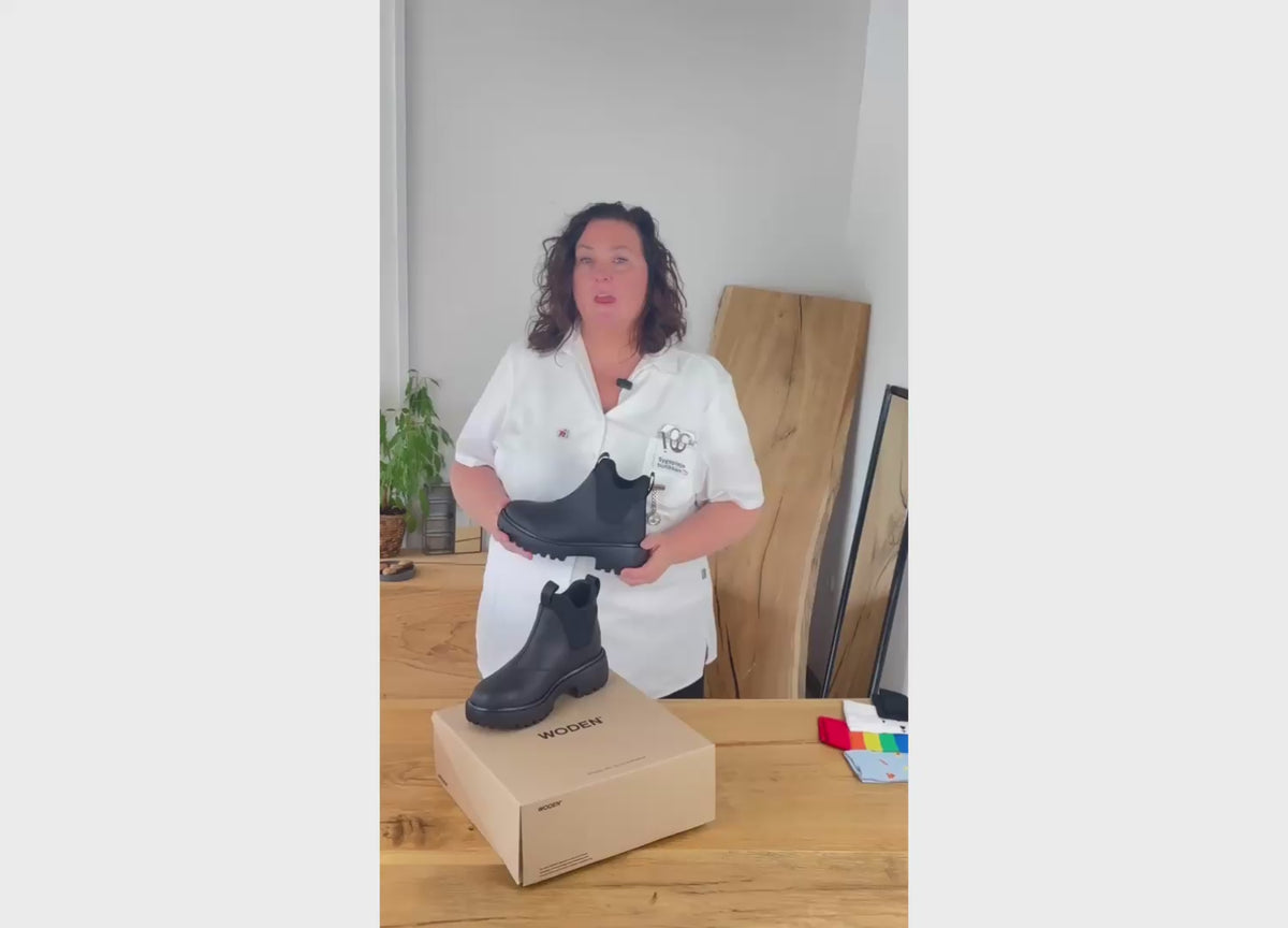Ladda video: Svart WODEN Isabella Waterproof – stövel i gummi med stötdämpande komfort