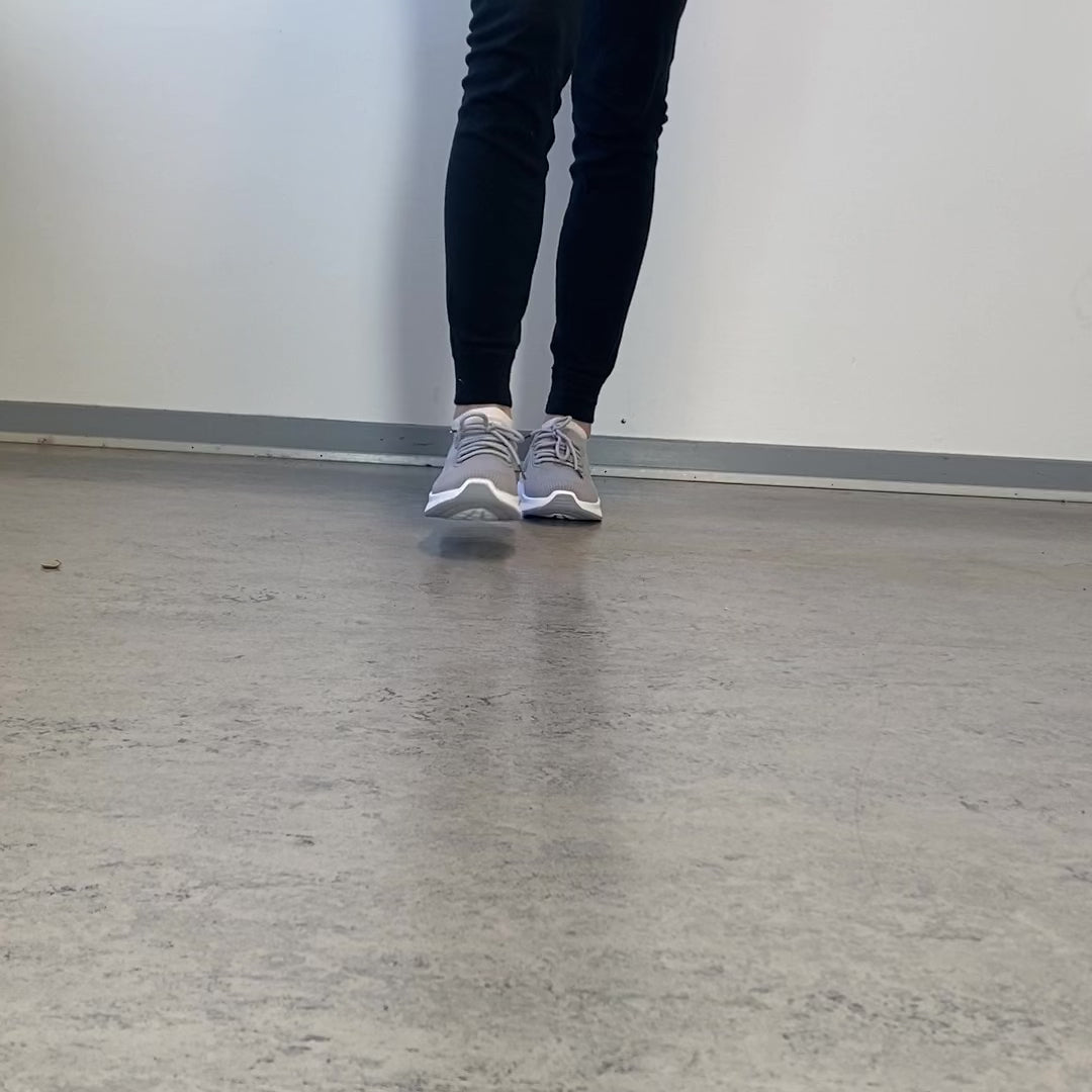 Ladda video: Grå slip-on lättviktsneaker i andningsbart stickat