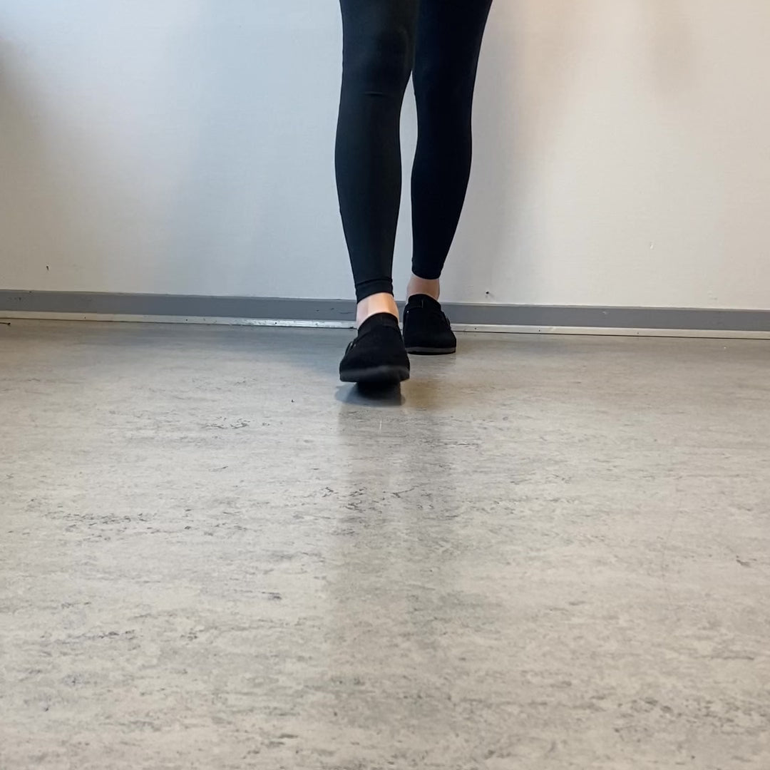 Ladda video: Svart slip-on sandal i textil – klassisk modell med justerbart spänne