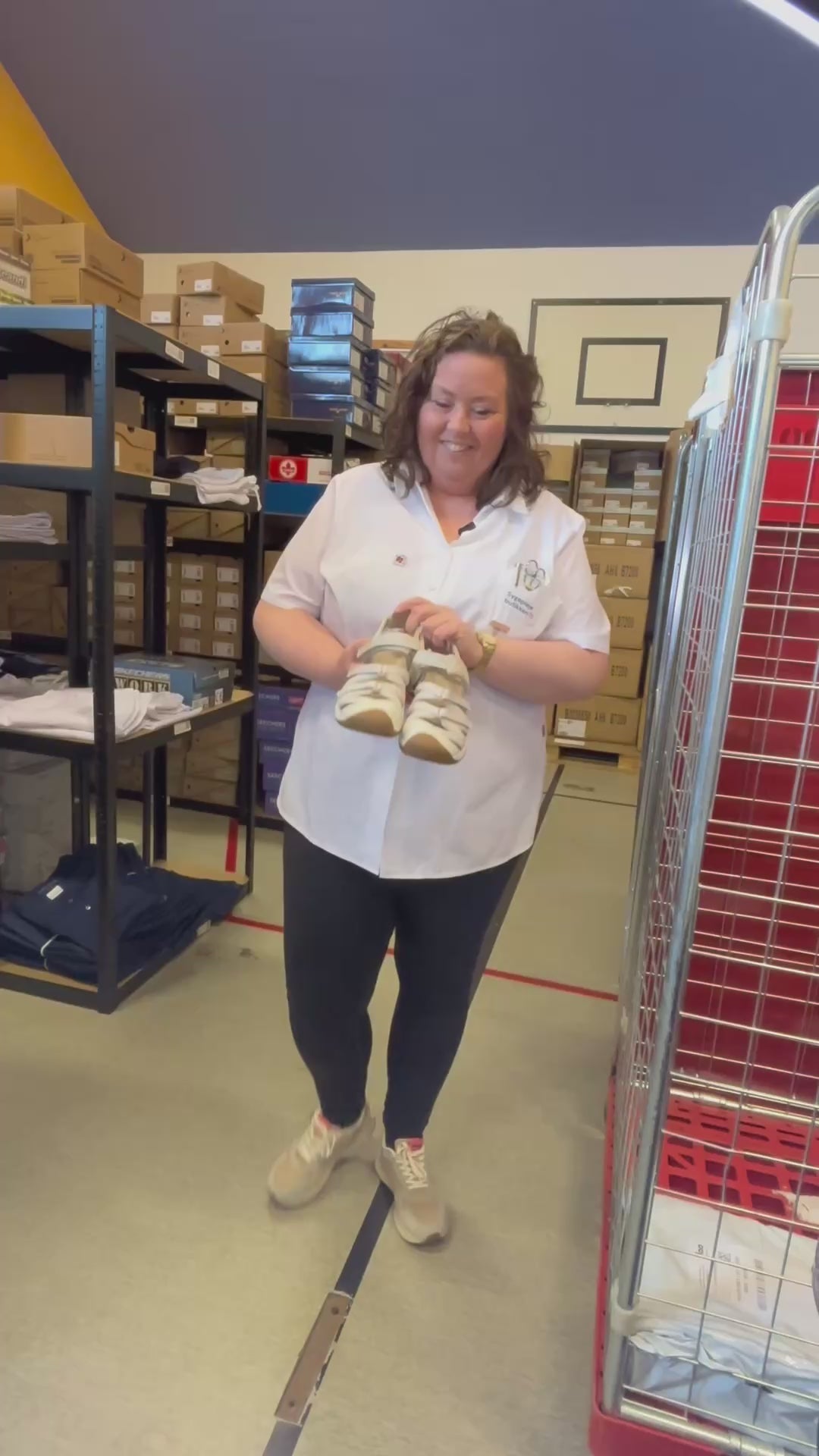 Ladda video: Beige Teva Tirra stängd sandal med tåskydd och stötdämpning