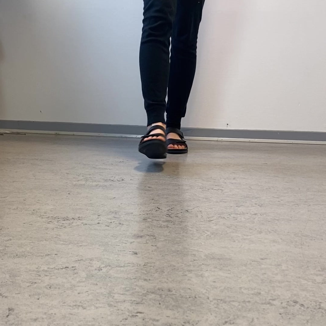 Ladda video: Svart sandal med justerbara remmar &amp; mjuk komfortsula
