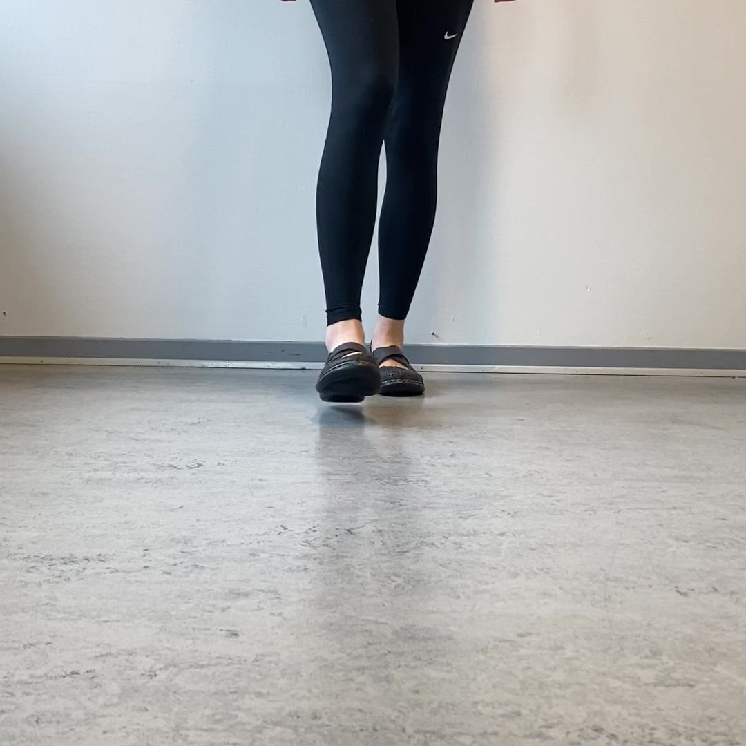 Ladda video: Rieker Ready 2 Go sko – grå damsneaker som är lätt att kliva i