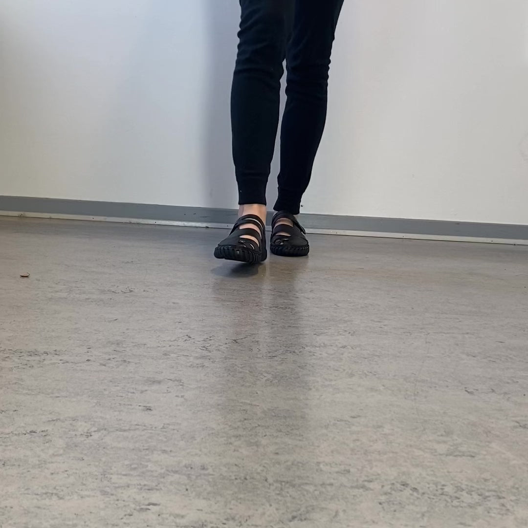 Ladda video: Svart komfortsandal med stängd tå och flexibel sula