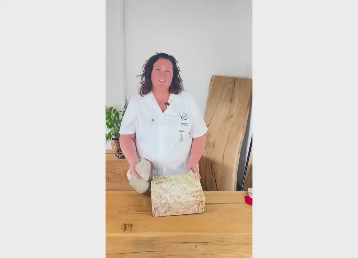 Ladda video: WODEN Silvi Warm - Varm beige toffel med fotvalvsstöd &amp; mjuk komfort