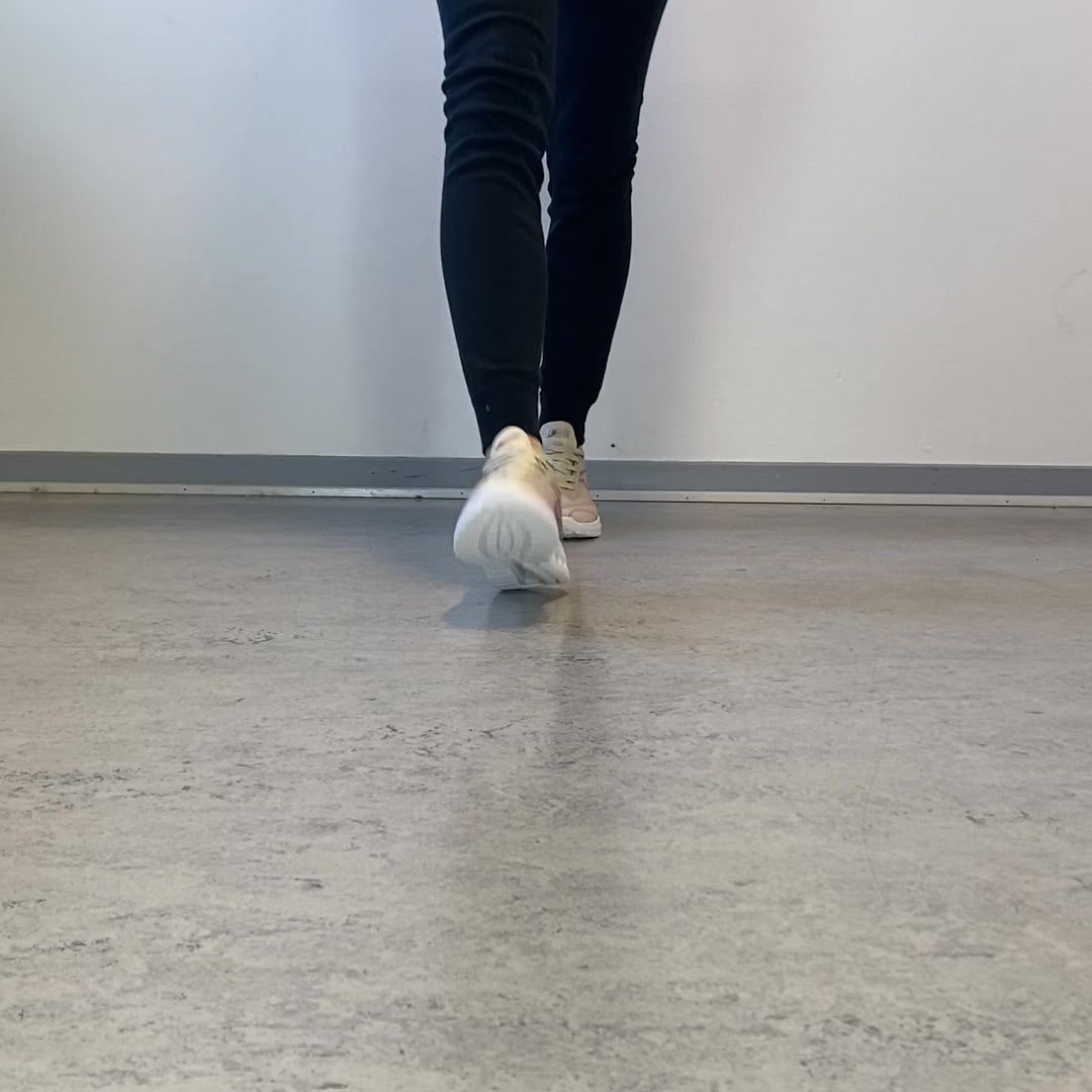 Ladda video: Beige lätta sneakers i mesh med stötdämpande sula