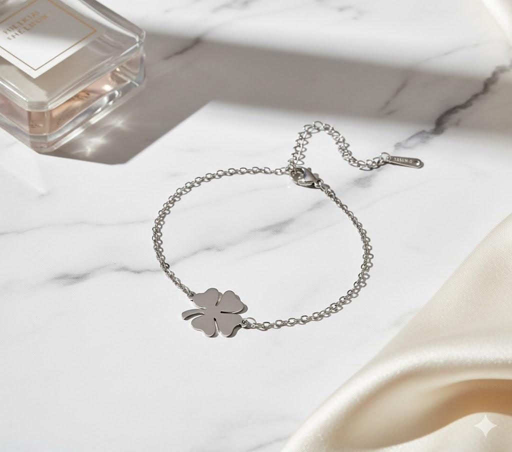 Elegant fyrklöverarmband i silverfärgat rostfritt stål – stilrent lyckosmycke för alla tillfällen