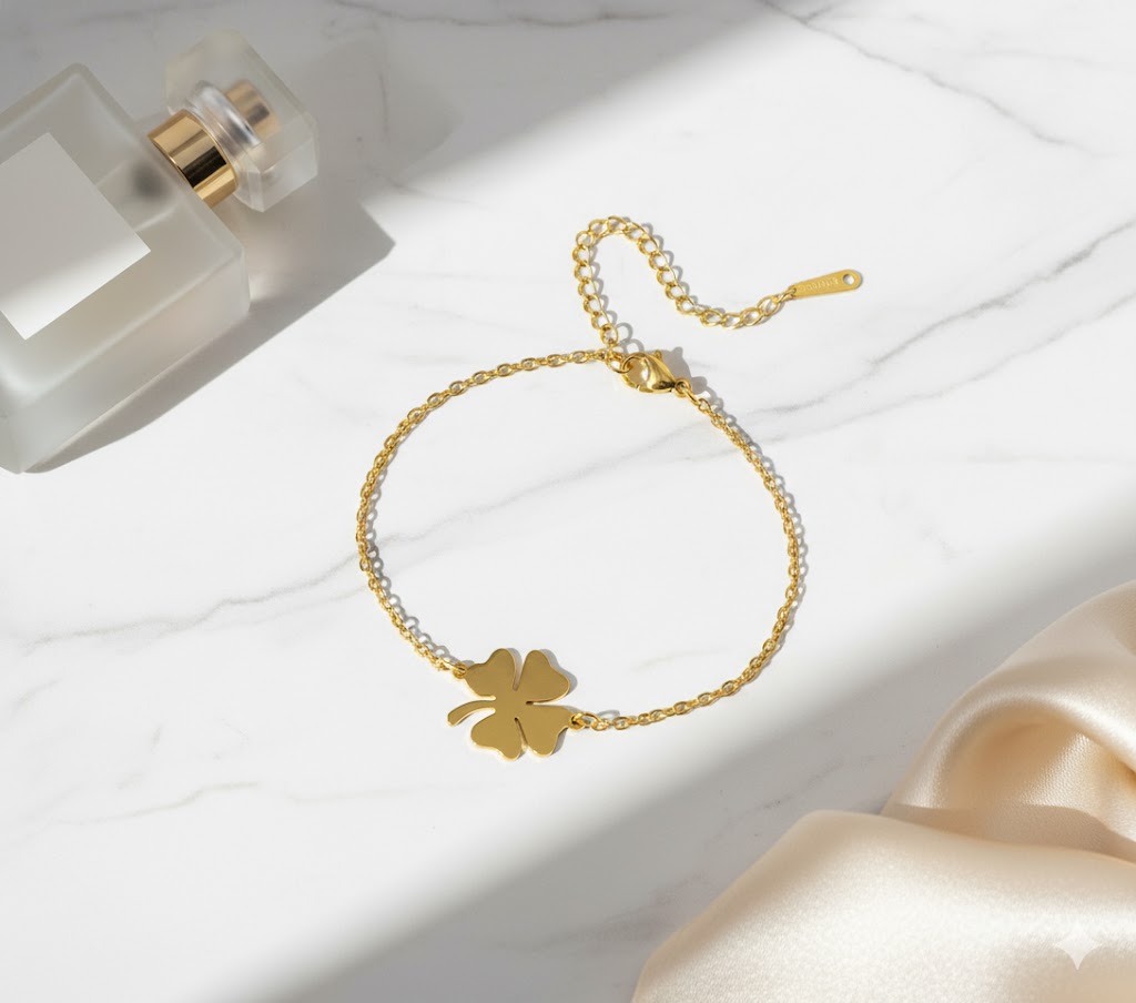 Elegant fyrklöverarmband i rostfritt stål – symbol för tur och stil