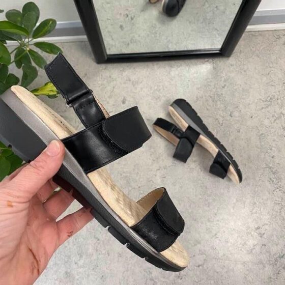 Svart sandal med mjuk sula