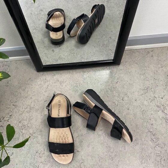 Svart sandal med mjuk sula
