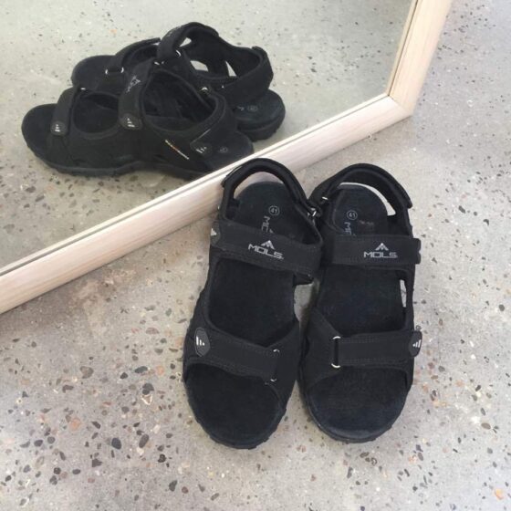Svart sandal till dig som har breda fötter
