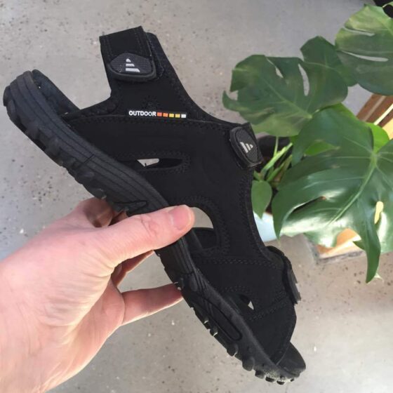Svart sandal till dig som har breda fötter