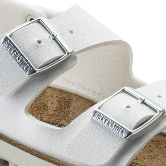 Vit Kano sandal från Birkenstock, med skridsäkra sulor på de flesta underlag