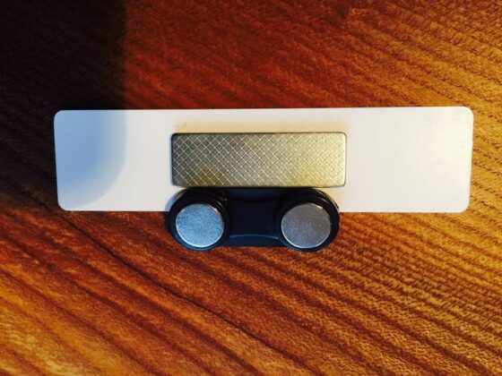 Namnbricka med magnet med skarpa kanter