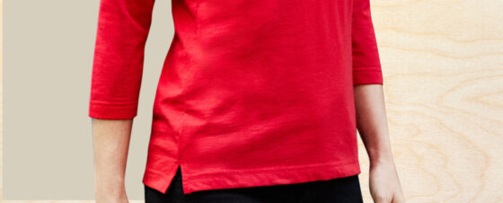 Slitstark T-shirt i rött med 3/4 arm
