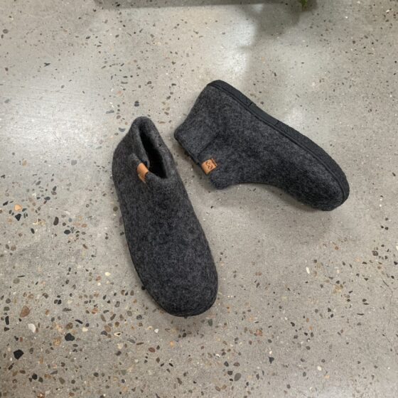 Hög modell inneskor i Ull med skridsäker sula från Green Comfort