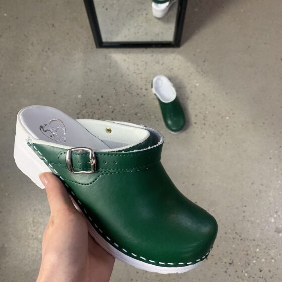 Grön träsko i läder med rem