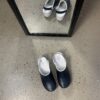 Träsko i navy läder med rem till häl