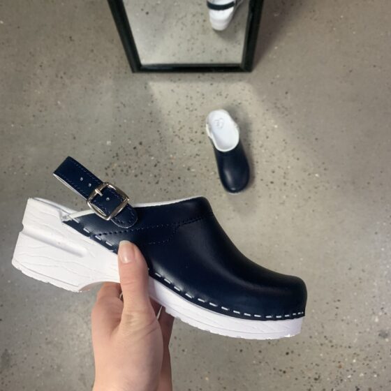 Träsko i navy läder med rem till häl
