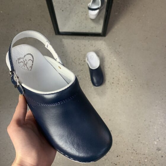 Träsko i navy läder med rem till häl
