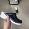Träsko i navy läder med rem till häl